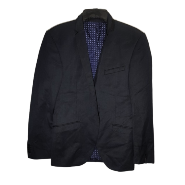 The "single-breasted" design refers to the jacket having a single row of buttons down the front, as opposed to a double-breasted style which has two rows. This type of blazer is a versatile wardrobe staple suitable for various occasions, including formal events, business meetings, or even casual outings when paired with the right attire.