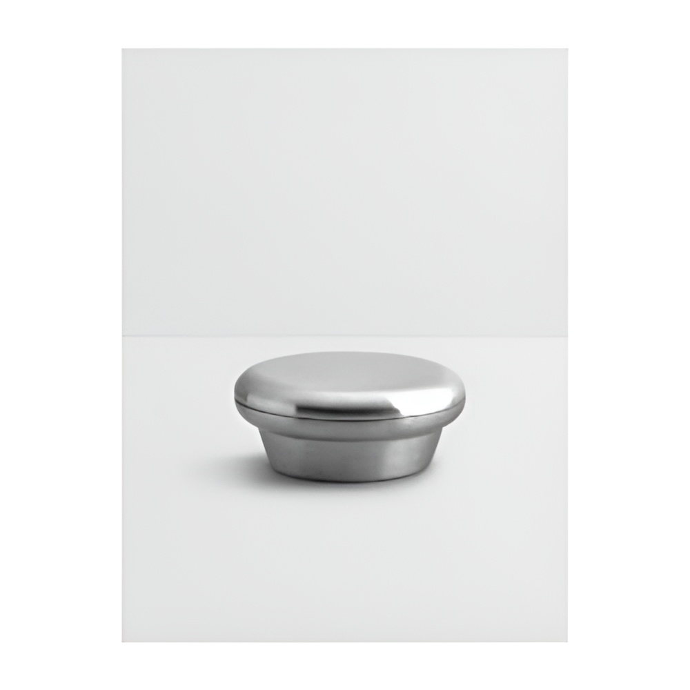 This medium-sized serving bowl is a delightful addition to your dining table. Crafted with care, it combines functionality with aesthetic appeal. Made from high-quality materials, this bowl is designed to serve various dishes with ease.