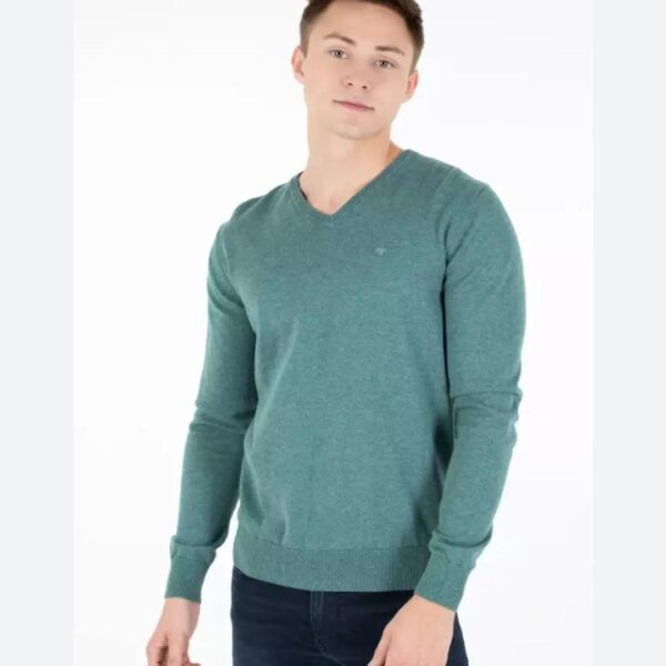Designed with your comfort in mind, this pullover is made from high-quality fabric that feels soft against the skin. The V-neck design adds a modern twist, allowing you to showcase your style effortlessly. The fit is tailored to provide a smart and comfortable silhouette, making it ideal for various occasions.